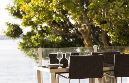 Corlette House | Breath Taking Waterfront