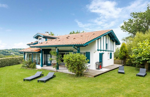 Saint-Pee-sur-Nivelle House | Breathtaking view of the Pyrenees and the Rhune ! Hillside house