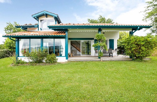 Saint-Pee-sur-Nivelle House | Breathtaking view of the Pyrenees and the Rhune ! Hillside house