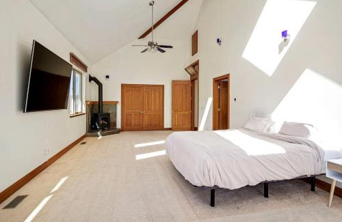 Eagle Mountain House | Breathtaking Cottage with Hot-tub in Eagle Mountain, Utah