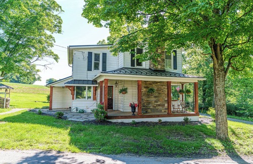 Cambra Other | Breathtaking farmhouse with 4 bedrooms, Fishing, Kayaking, 6 acre pond!