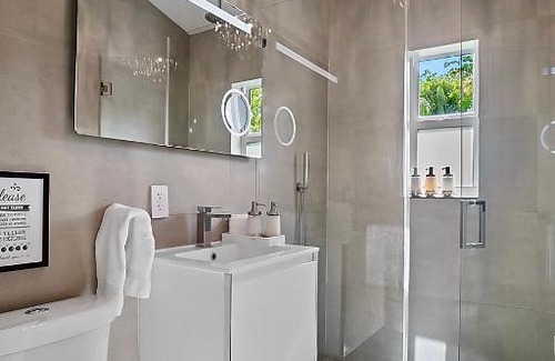 South Middle River House | Breathtaking House and Backyard Near Wilton Manors
