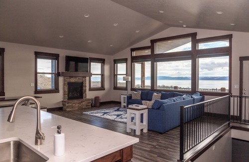 Sweetwater House | BREATHTAKING LAKE VIEW WITH PRIVATE BEACH ACCESS! NEXT TO GOLF COURSE!