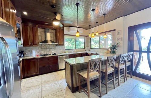 Ballena House | Breathtaking OceanView, mins to the Beach, 3 Master Suites, Luxury Home NEW POOL