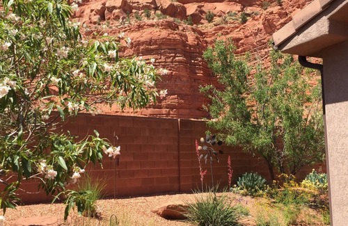 Kanab House | Breathtaking View of Red Cliffs