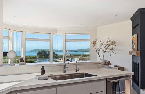 Bodega Bay House | Breathtaking Views | Gourmet Kitchen | Hot Tub