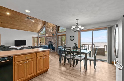 Fremont House | Breathtaking Waterfront Home on Lake Poygan - Sleeps 10!