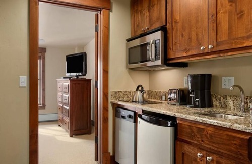 Breckenridge Resort | Breckenridge Grand Lodge Peak 7 Ski In/Ski Out 2 BR 2 BA includes Guest Suite