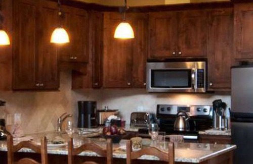 Breckenridge Resort | Breckenridge Grand Lodge Peak 7 Ski In/Ski Out 2 BR 2 BA includes Guest Suite