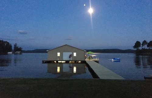 Groveoak House | Breezeway Bay Waterfront Cabin with New Boathouse/Plenty of parking