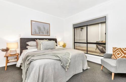 Port Noarlunga House | Breezy B on the Esplanade with Direct Beach Access
