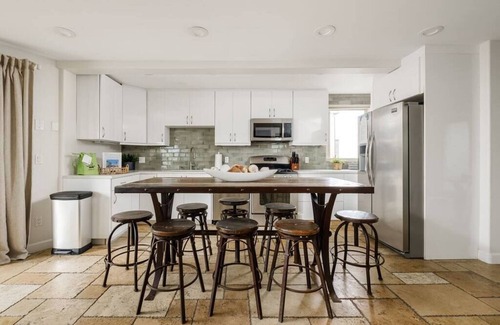 Central Mission Beach House | Breezy Balconies & Ocean Views! Roof Deck w Fire pit, AC, Steps to Ocean!