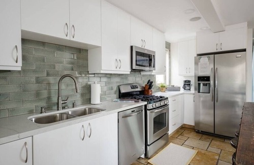 Central Mission Beach House | Breezy Balconies & Ocean Views! Roof Deck w Fire pit, AC, Steps to Ocean!