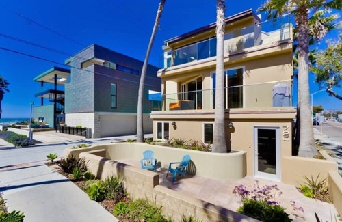 Central Mission Beach House | Breezy Balconies & Ocean Views! Roof Deck w Fire pit, AC, Steps to Ocean!