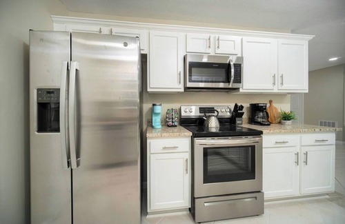 Southside House | ~Breezy Biz Sleeps 12 Heated Pool & Boardroom~