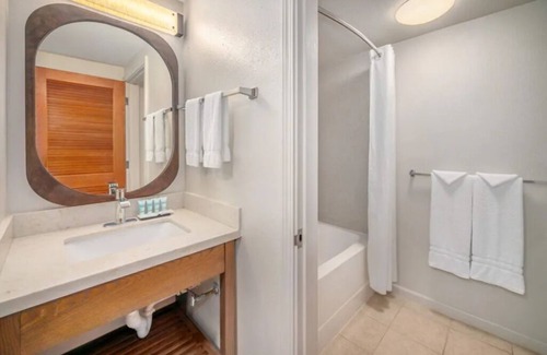 Kahului Hotel | Breezy Retreat: Couple's Oceanfront Escape with Pool Access | Near Ho'aloha Park