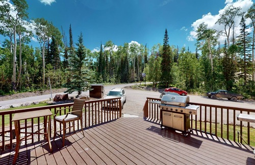 Brian Head Condo | Brian Head Penthouse South, Pool-Hotub, Ski-i/o, 3 Masters, Play lofts, Sleep 14