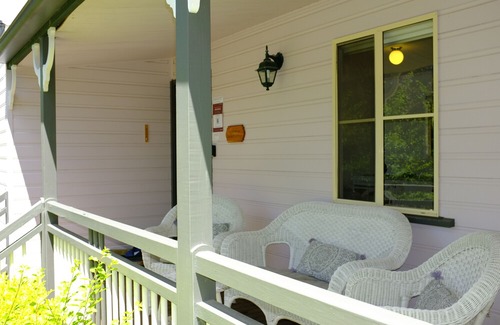 Stanthorpe Cottage | Briar Rose Cottages- Mulberry Cottage