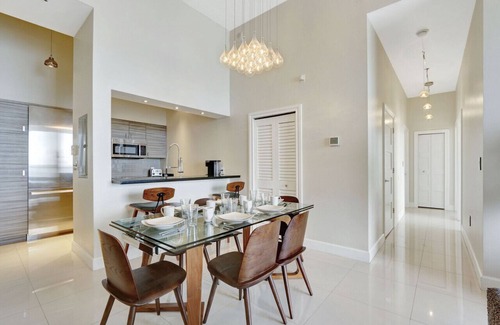 Brickell House | Brickell Oasis:5BR, Free Parking, Pool, Gym & More