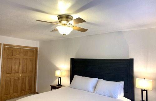 Tomahawk Apartment | Bridge Inn Suite101 Kitchen1King 2Futons RiverWiew