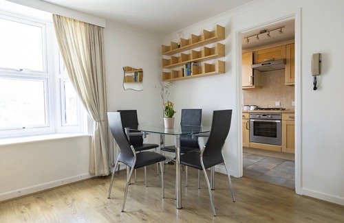 Oxford City Centre Apartment | Bridge View | Oxford Holiday Let | 1 Bed & Sleeps 2