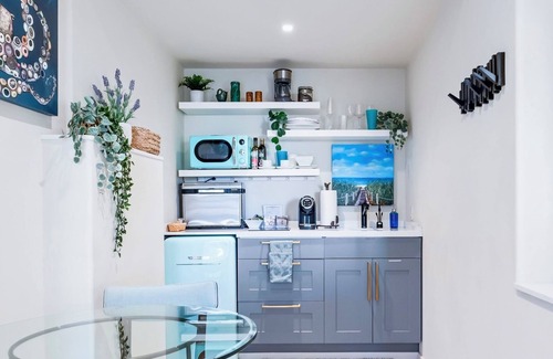 Oakmore Apartment | BridgesView Spa & Couples Retreat with 2 easy parking spaces & laundry