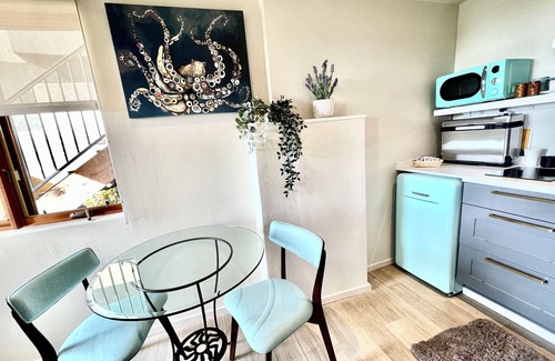 Oakmore Apartment | BridgesView Spa & Couples Retreat with 2 easy parking spaces & laundry