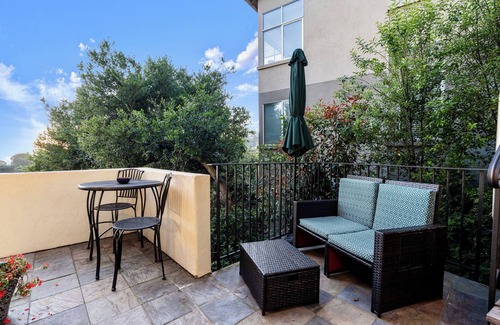 Oakmore Apartment | BridgesView Spa & Couples Retreat with 2 easy parking spaces & laundry