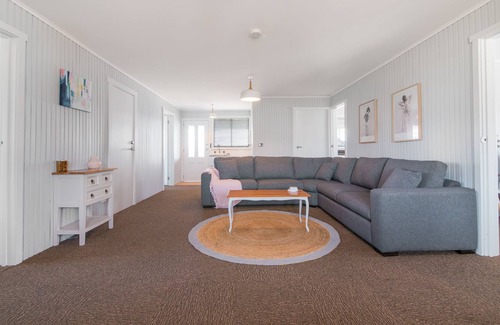 Bridport House | Bridport Holiday Beach House - 6 bedroom 2 bathroom OCEAN VIEWS!