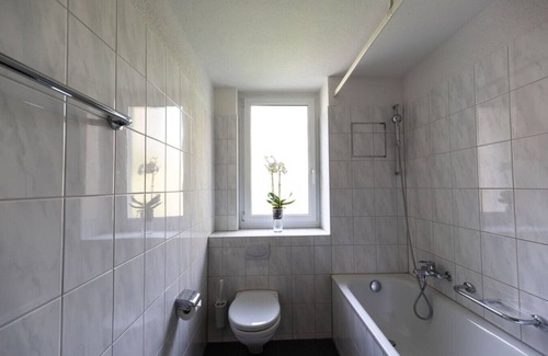 Hottingen Apartment | Bright 1 BR flat (Parkview 1)