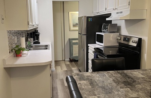 St. Louis Park Condo | Bright 2 bd in St Louis Park!Great location West End shopping + restaurants.