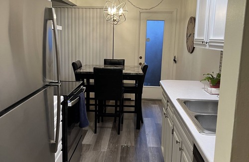 St. Louis Park Condo | Bright 2 bd in St Louis Park!Great location West End shopping + restaurants.