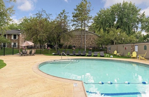 St. Louis Park Condo | Bright 2 bd in St Louis Park!Great location West End shopping + restaurants.