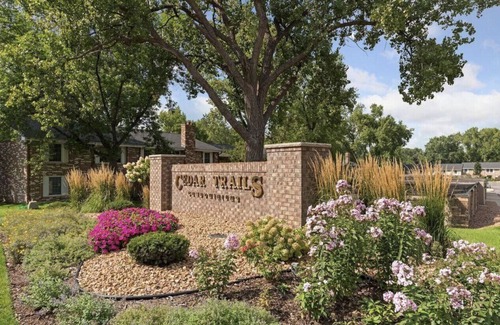 St. Louis Park Condo | Bright 2 bd in St Louis Park!Great location West End shopping + restaurants.