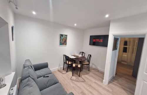 Hylands Apartment | Bright 2 bed maisonette flat in Romford