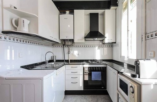El Poble-sec Apartment | Bright 2 bedroom apartment located in the most attractive area of Barcelona. It is located in the heart of Poble Sec, the coolest neighborhood with the best tapas restaurants in Barcelona. Just 4 minutes from the subway and 10 minutes from Las Rambl