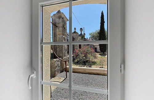Anglade Apartment | Bright 2-bedroom apartment near Blaye, ideal for workers and travellers