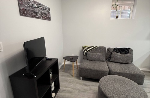 Erin Mills House | Bright 2 bedroom basement home in prime location with laundry room & parking🅿️