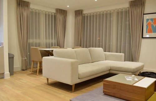 Park Royal Apartment | Bright 2 Bedroom Flat in Park Royal