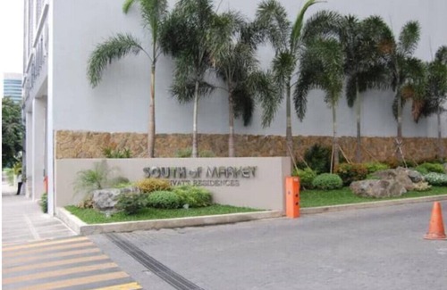 Bonifacio Global City Condo | Bright 2 Bedroom in BGC! Fast Wi-Fi & UHD TVn