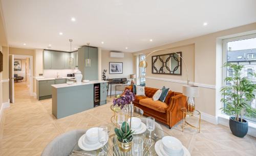 Turnham Green Apartment | Bright 2Bd 2Bth Apartment with Private Balcony and AC