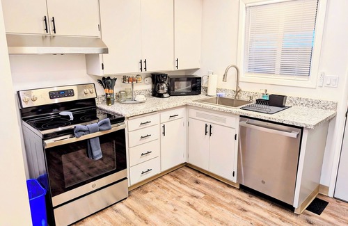 Corvallis House | Bright 2BR, Cal King Bed, 15 Min walk to OSU