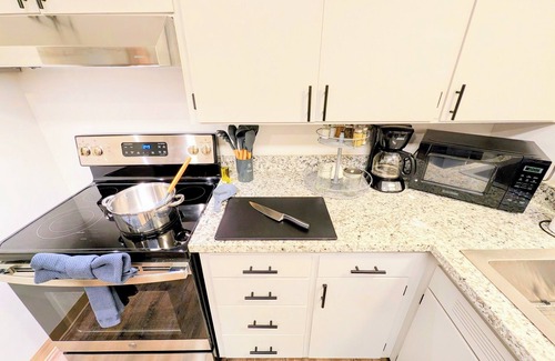 Corvallis House | Bright 2BR, Cal King Bed, 15 Min walk to OSU