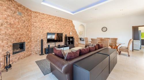 Alcalar House | Bright 3BDR House with Pool by Lovelystay