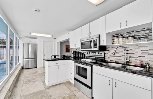 Driftwood House | Bright 4BR with Pool and Game Room near Hard Rock