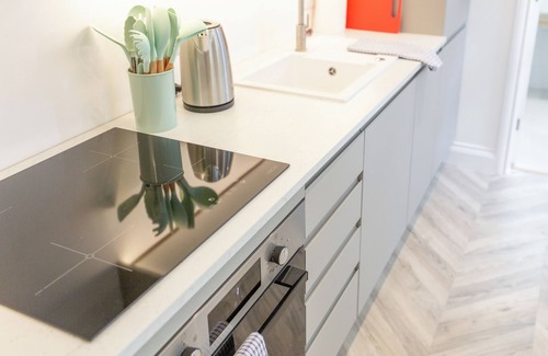 Cheltenham House | Bright & Airy 2BD - 10min walk to Centre