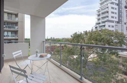 Parramatta CBD Apartment | Bright & Airy 2BR Steps to Station & Westfield