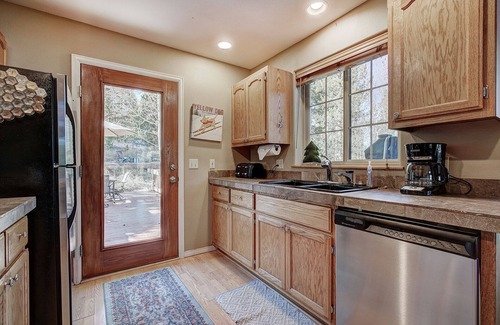 Winterwood House | Bright and Airy 4 bed, 3 bath on Peak 7 in Breckenridge with hot tub!