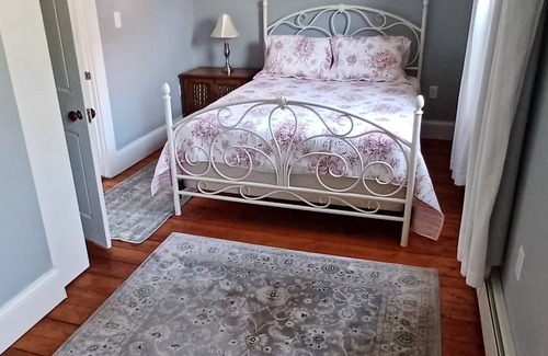 Bristol Apartment | Bright and airy two bedroom apt in downtown Bristol steps from the parade route.