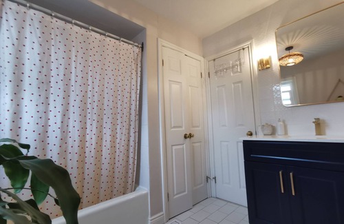 Oakwood Village House | Bright and charming home with gorgeous backyard